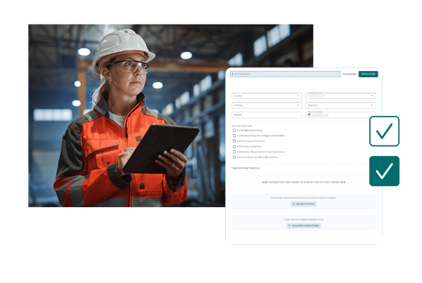 Mitarbeiterin in einer Fabrikhalle mit einem Tablet in der Hand, die digitale Formulare und Checklisten ausfüllt