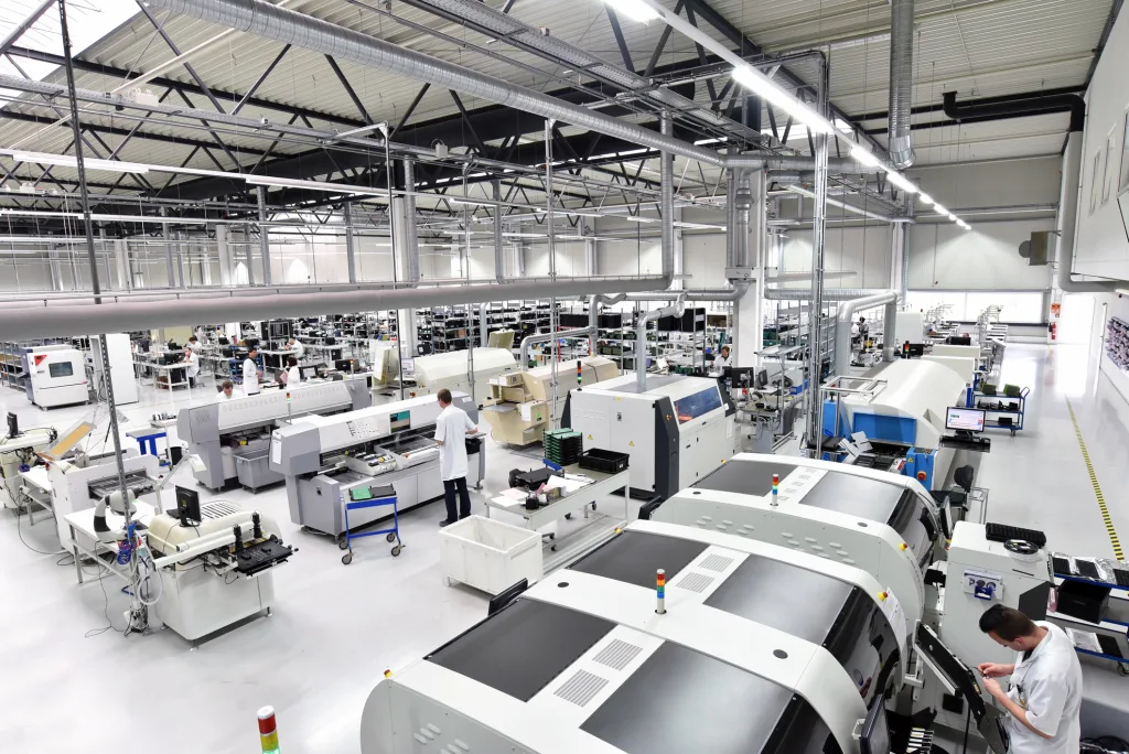moderner Industriebetrieb für die Herstellung elektronischer Bauteile - Maschinenpark, Einrichtung und Ausstattung der Produktionshalle