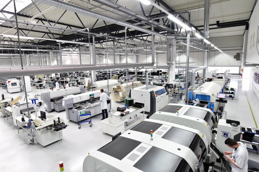 moderner Industriebetrieb für die Herstellung elektronischer Bauteile - Maschinenpark, Einrichtung und Ausstattung der Produktionshalle