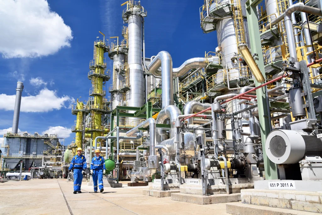 Anlage der chemischen Industrie - Arbeiter in Arbeitskleidung in einer Raffinerie